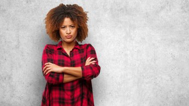 Genç afro kadın geçerken silah rahat siyah