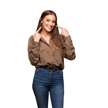 Genç kafkas kadın gülümsüyor, ağız işaret