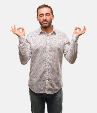 Beyaz adam gri komutunuz yoga gerçekleştirme