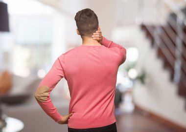 Bir şey hakkında düşünme arkasında genç komik adam