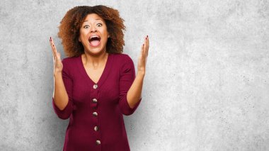 Genç siyah afro kadın bir zafer ya da başarı kutluyor