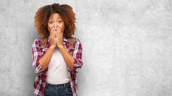 Young Traveler Black Woman Very Scared Afraid Hidden — Stock Photo, Image