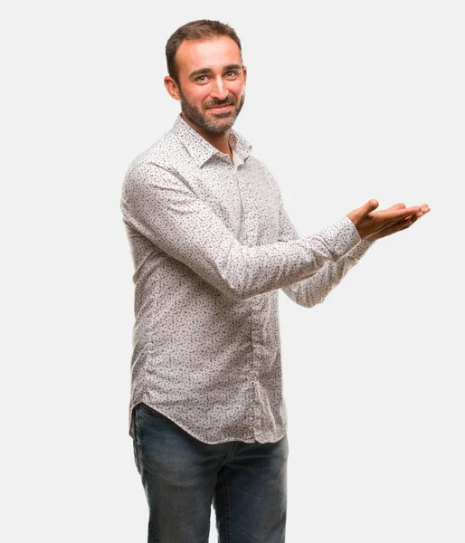 白人の男の手で何かを保持している灰色のバック グラウンド — ストック写真