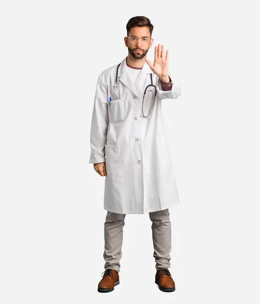 Jovem Médico Homem Colocando Mão Frente — Fotografia de Stock