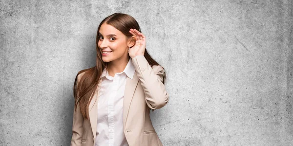 Unga Kaukasiska Business Kvinna Försöka Lyssna Skvaller — Stockfoto