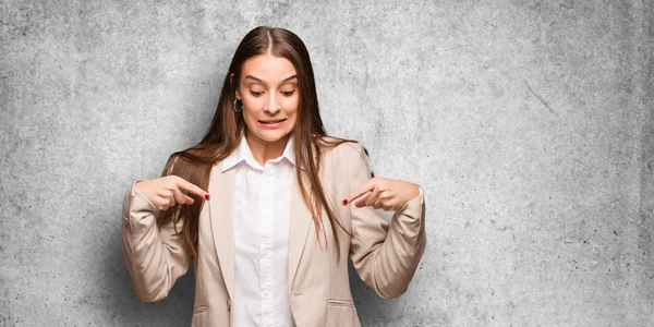 Junge Kaukasische Geschäftsfrau Zeigt Nach Unten — Stockfoto