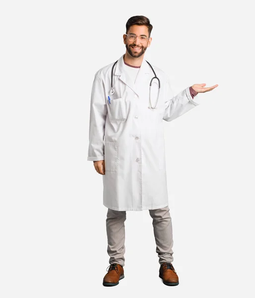 Νέος Γιατρός Άνδρα Κρατάει Κάτι Χέρι — Φωτογραφία Αρχείου