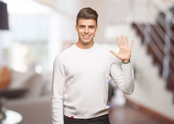 Joven Hombre Auténtico Mostrando Número Cinco —  Fotos de Stock