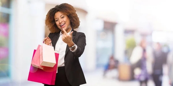 Young Black Woman Holding Shopping Bags Inviting Come — Stock Photo, Image