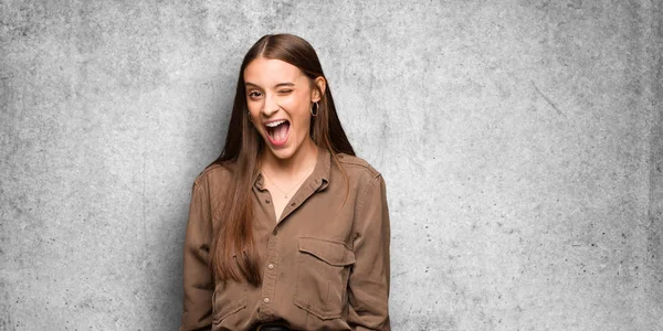 Joven Mujer Caucásica Guiñando Ojo Gesto Divertido Amable Despreocupado — Foto de Stock