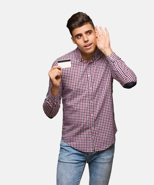 Jovem Segurando Cartão Crédito Tentar Ouvir Uma Fofoca — Fotografia de Stock