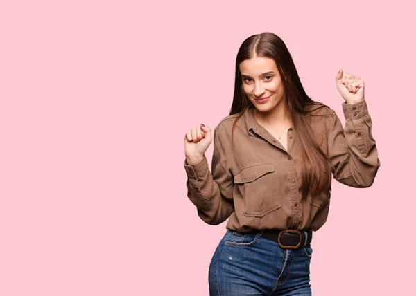 Joven Mujer Caucásica Bailando Divirtiéndose —  Fotos de Stock