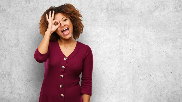 Young Black Afro Woman Confident Doing Gesture Eye — Stock Photo, Image