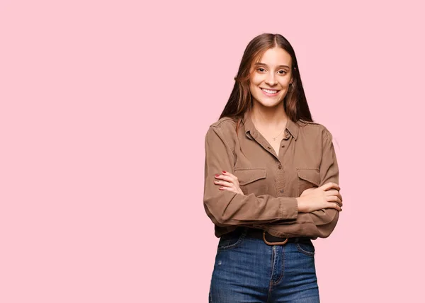 Jeune Femme Caucasienne Croisant Les Bras Souriante Détendue — Photo