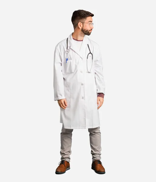 Joven Doctor Hombre Lado Mirando Hacia Adelante — Foto de Stock