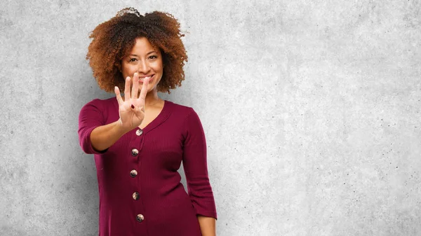 Jonge Zwarte Afro Vrouw Weergegeven Nummer Vier — Stockfoto