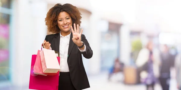 Jonge Zwarte Vrouw Met Winkelen Zakken Weergegeven Nummer Vier — Stockfoto