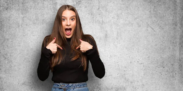 Young Cute Woman Surprised Feels Successful Prosperous — Stock Photo, Image