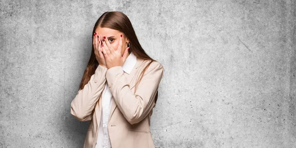 Jonge Kaukasische Zakenvrouw Voelt Bezorgd Bang — Stockfoto