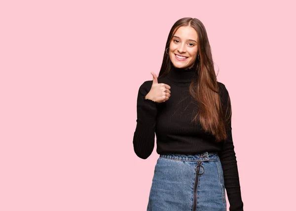 Joven Linda Mujer Sonriendo Levantando Pulgar Hacia Arriba —  Fotos de Stock