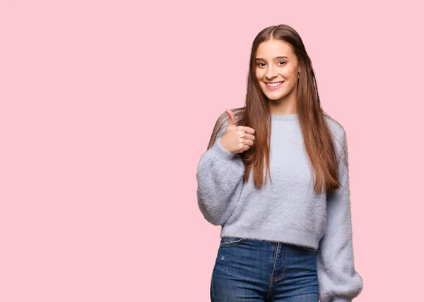 Joven Mujer Caucásica Sonriendo Levantando Pulgar — Foto de Stock