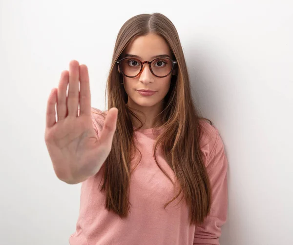 Jovem Mulher Bonito Colocando Mão Frente — Fotografia de Stock