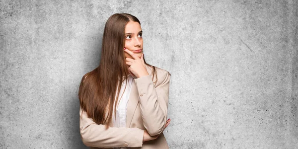 Joven Mujer Negocios Caucásica Pensando Una Idea — Foto de Stock