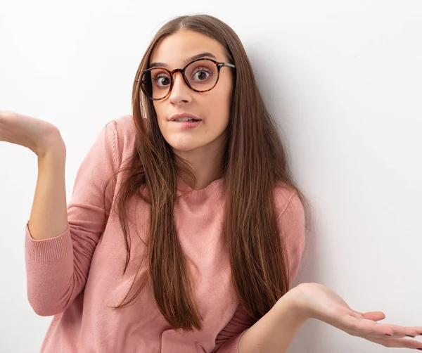 Jovem Mulher Bonito Confuso Duvidoso — Fotografia de Stock