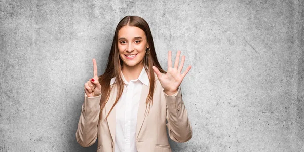 Jonge Kaukasische Zakelijke Vrouw Weergegeven Nummer Zes — Stockfoto