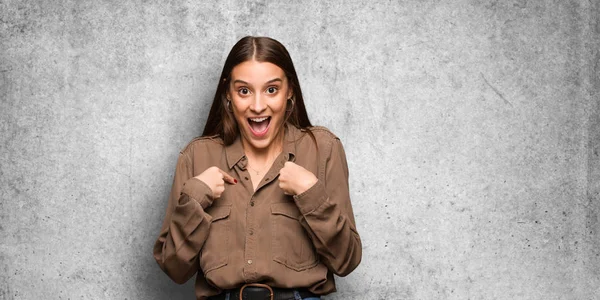 Young Caucasian Woman Surprised Feels Successful Prosperous — Stock Photo, Image