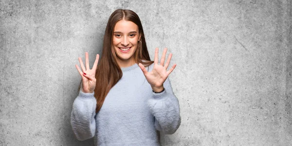 Joven Mujer Caucásica Mostrando Número Nueve —  Fotos de Stock