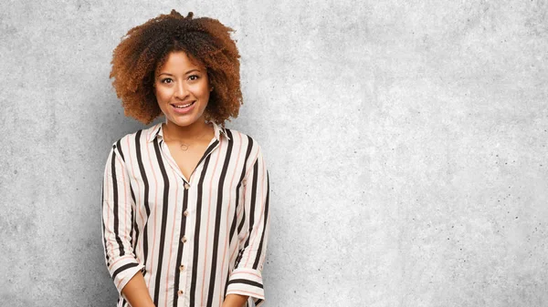 Giovane Donna Afro Nero Allegro Con Grande Sorriso — Foto Stock