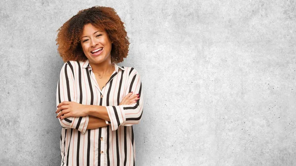 Jeune Femme Afro Noire Croisant Les Bras Souriante Détendue — Photo