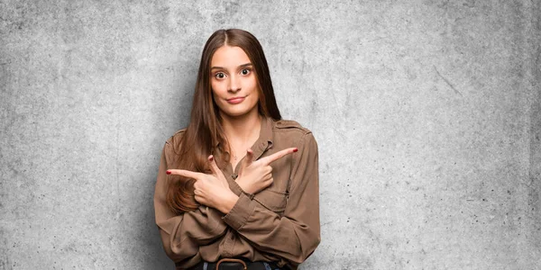 Junge Kaukasierin Entscheidet Sich Zwischen Zwei Optionen — Stockfoto