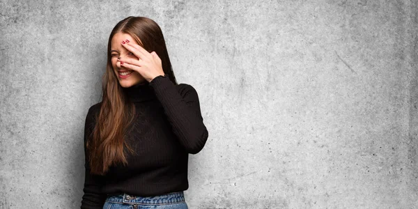 Ung Söt Kvinna Generad Och Skratta Samma Gång — Stockfoto