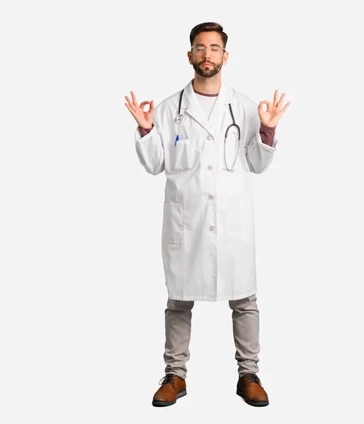 Jovem Médico Homem Realizando Ioga — Fotografia de Stock