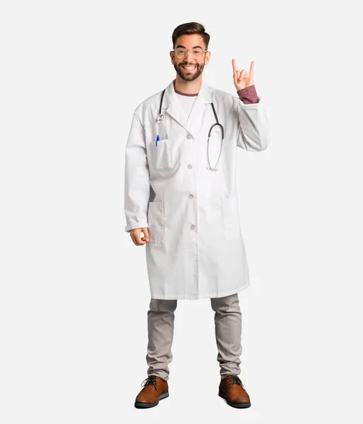Νέος Γιατρός Άνδρας Κάνει Μια Χειρονομία Ροκ — Φωτογραφία Αρχείου