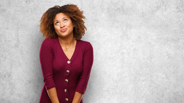 Giovane Afro Donna Nera Sognando Raggiungere Obiettivi Scopi — Foto Stock