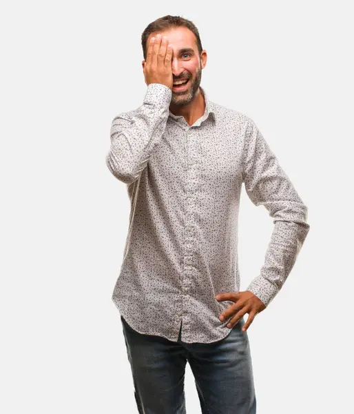 Белый Мужчина Серой Кронштейне Кричит Счастливым Закрывающим Лицо Рукой — стоковое фото