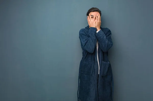Homem Vestindo Pijama Sente Preocupado Assustado — Fotografia de Stock