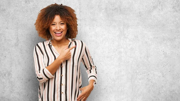 Zwarte Afro Jongedame Glimlachend Wijst Naar Kant — Stockfoto