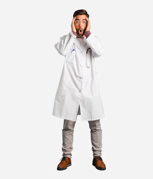 Ung Läkare Man Förvånade Och Chockade — Stockfoto