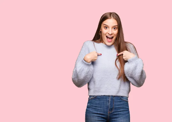 Mujer Joven Caucásica Sorprendida Siente Exitosa Próspera —  Fotos de Stock