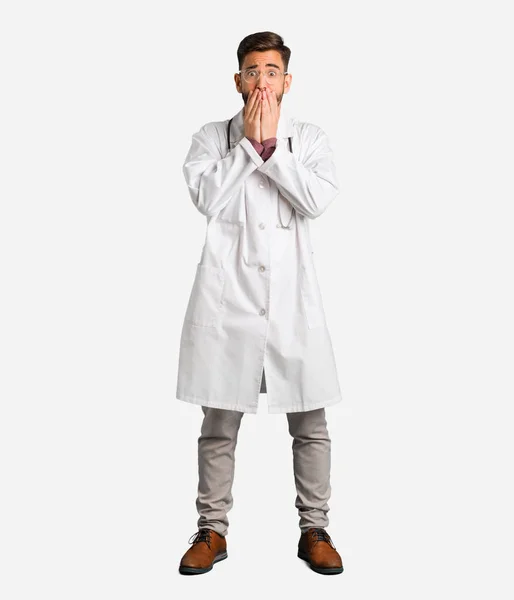 Jovem Médico Homem Muito Assustado Com Medo Escondido — Fotografia de Stock