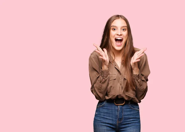 Joven Mujer Caucásica Celebrando Una Victoria Éxito — Foto de Stock