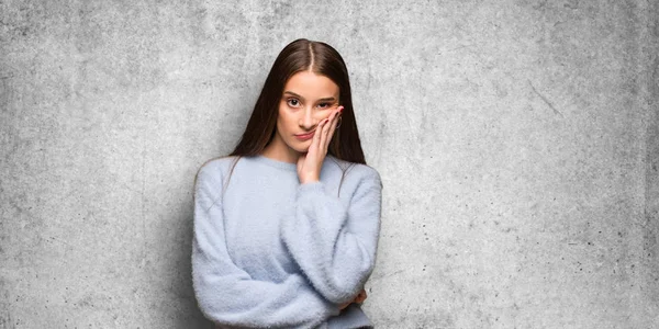 Unga Kaukasiska Kvinnan Trött Och Mycket Sömnig — Stockfoto