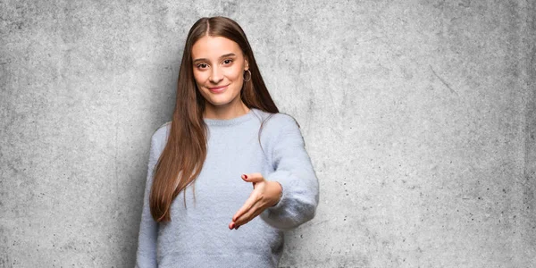 Junge Kaukasische Frau Reicht Jemandem Die Hand Zur Begrüßung — Stockfoto