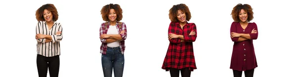 Genç Siyah Kadın Geçiş Kollar Gülümseyen Rahat Topluluğu — Stok fotoğraf