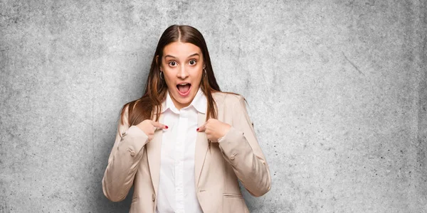 Young Caucasian Business Woman Surprised Feels Successful Prosperous — Stock Photo, Image