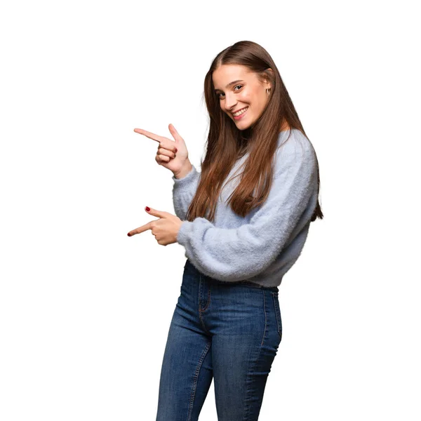 Junge Kaukasische Frau Zeigt Mit Dem Finger Zur Seite — Stockfoto
